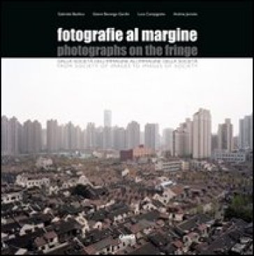 Fotografie al margine. Dalla società dell'immagine della società. Ediz. italiana e inglese